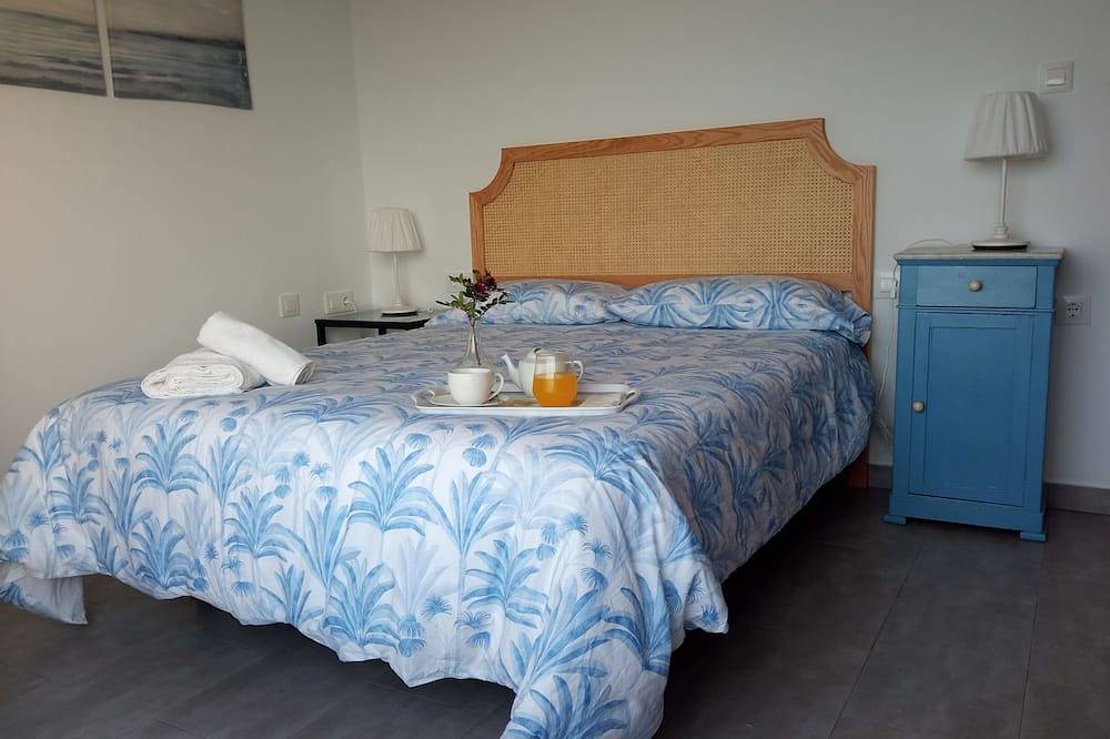 Beach line villa with stunning sea views. Wifi. Private garden in Sanlúcar de Barrameda, Costa de la Luz