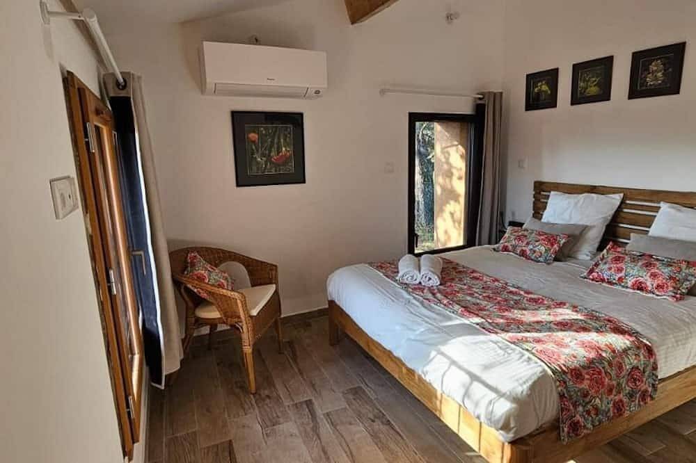 La Grange du Vendangeur, in the heart of organic vineyards. in Cuers, Toulon region