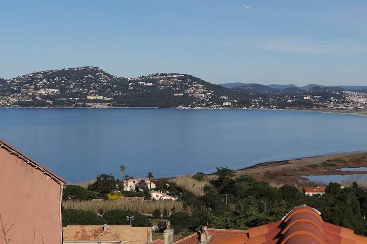 Gîte pour 2 personnes, avec terrasse dans Plage de l'Almanarre