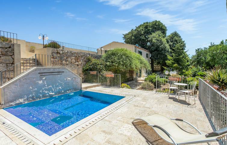 Location de vacances pour 12 personnes, avec jardin ainsi que piscine et terrasse à Ragusa - 3