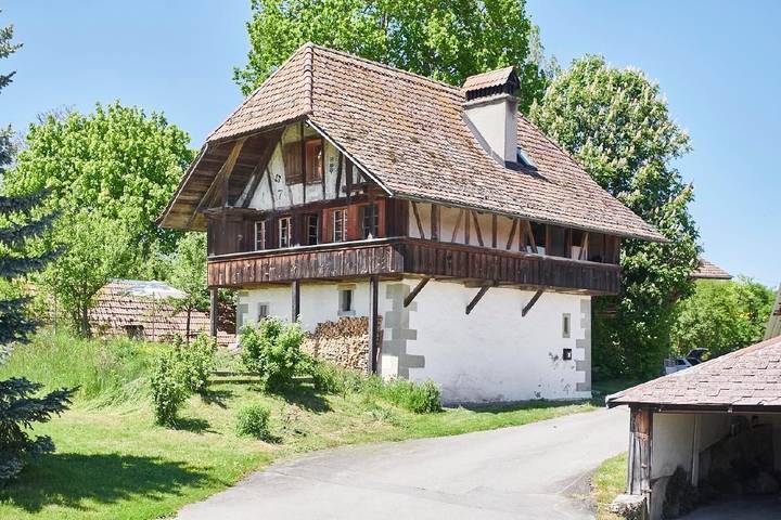 Glamping for 4 people, with garden in Switzerland