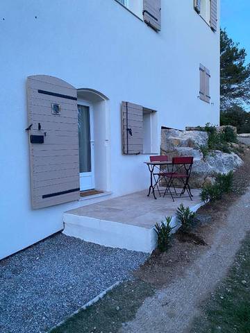 Gîte pour 2 personnes, avec jardin et terrasse ainsi que jacuzzi et piscine à Jouques