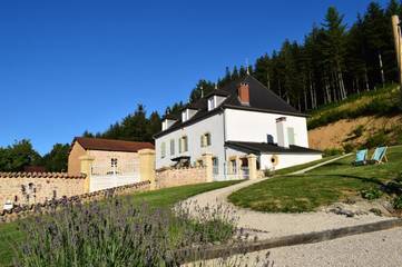 Maison d’hôte pour 2 personnes, avec jardin et vue dans Chauffailles