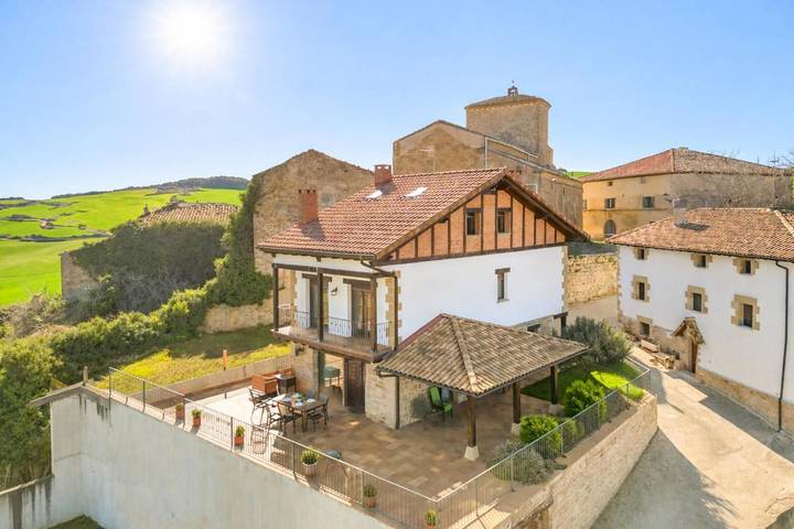 Casa rural para 14 personas, con terraza además de vistas al lago y vistas, Se admiten mascotas en Navarra