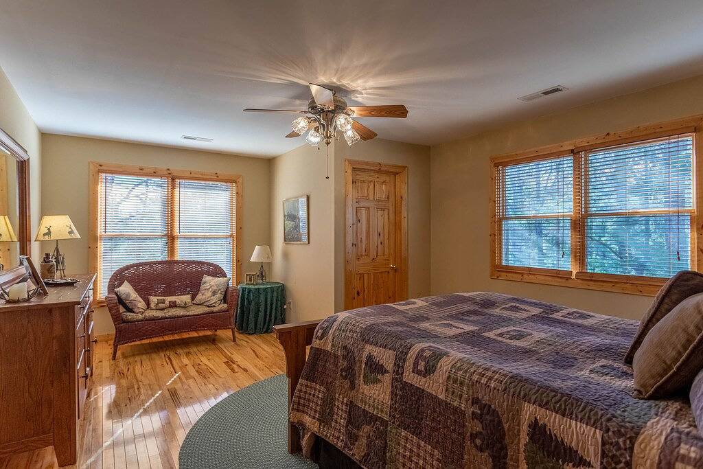 Stress Re-Leaf - Blowing Rock Cabin with great view, hot tub, pool table in Blue Ridge Parkway, Caldwell County