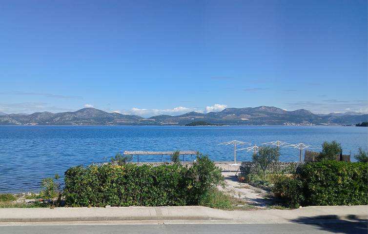 Gîte pour 2 personnes, avec Terrasse et Vue sur le lac à Drače