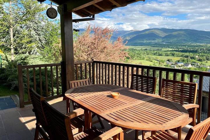 Gîte pour 8 personnes, avec Balcon et Jardin à Estavar