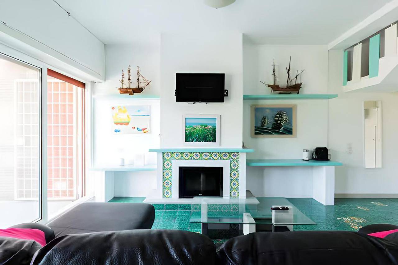 Villa Lilla Beachfront - Sea View with Parking and Private Garden in Anzio, Provincia di Roma