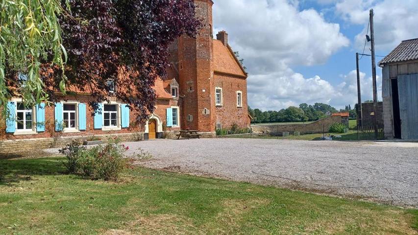 Gîte pour 10 personnes, avec Terrasse ainsi que Jardin et Vue à Belle-et-Houllefort
