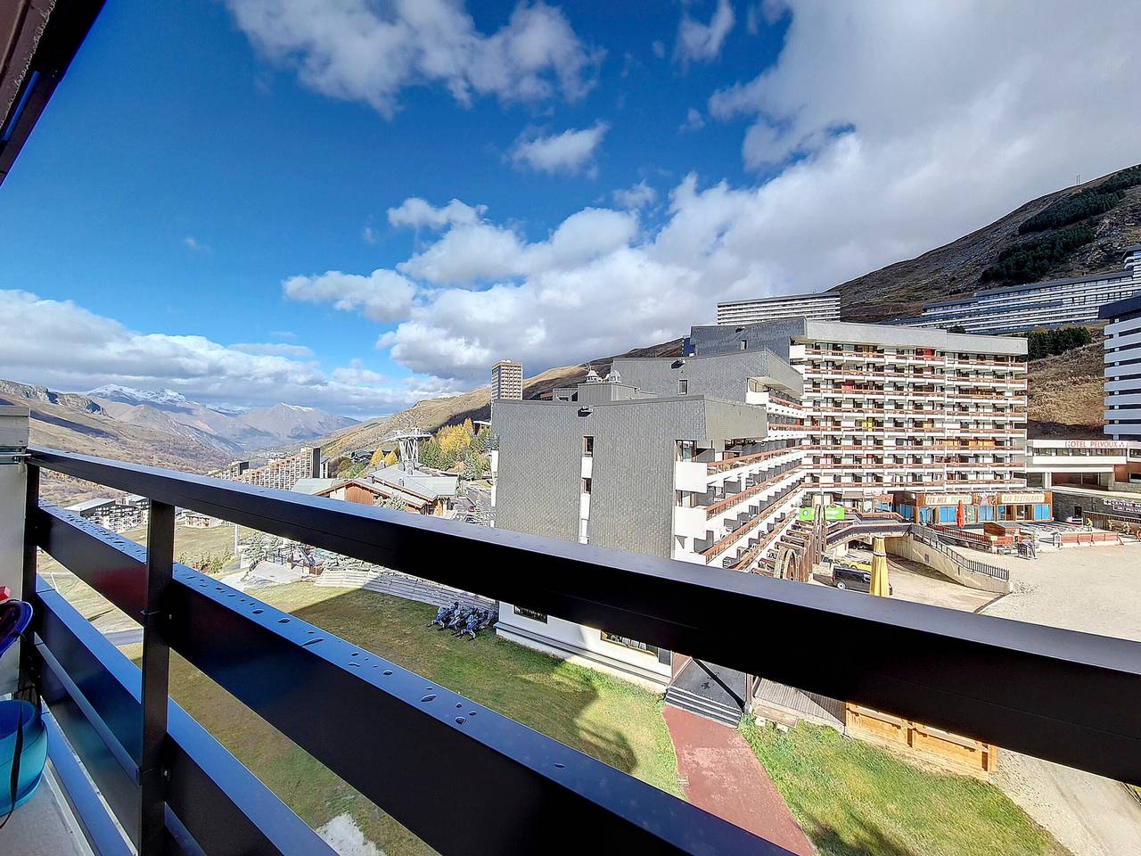 Entire apartment, Spacious Apartment · Ski-In/Ski-Out · Northeast Balcony · Central Location in Les Menuires, Saint-Martin-de-Belleville