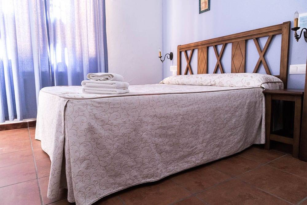 Casa Rural El Aligustre in Valdelaguna with swimming pool and table soccer. in Valdelaguna, La Alcarria