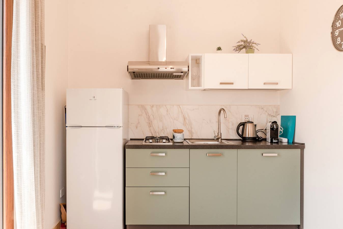 Entire apartment, Apartment 'Le 3 Rose - Alba' with Lake View, Wi-Fi and Air Conditioning in Montallegro, Agrigento Province