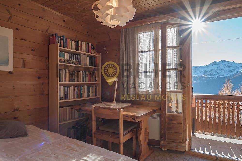 Très joli chalet plein de charme, idéal pour 5 personnes. Situé à 2 pas du village et de l’arrêt du in Chandolin, Anniviers