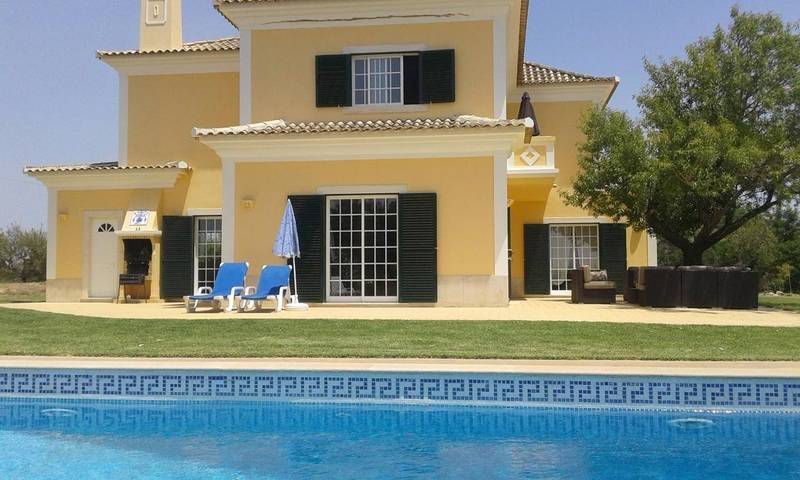 Chambre d’hôte pour 2 personnes, avec Terrasse et Jardin ainsi que Piscine et Vue dans Quelfes