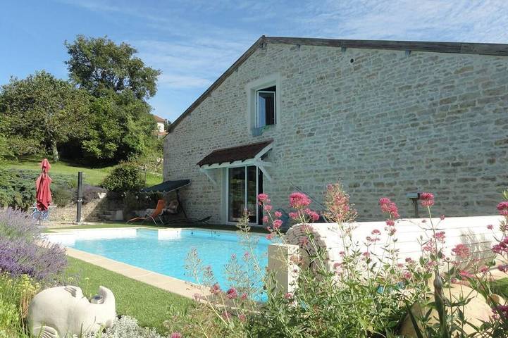 Location de vacances pour 2 personnes, avec jardin et piscine dans l' Ain