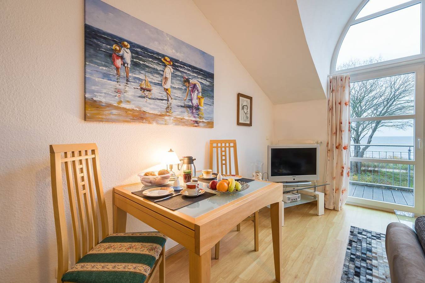 Ganze Wohnung, Elegante Ferienwohnung mit Meerblick und Galerie, direkte Strandlage in Juliusruh, Rügen