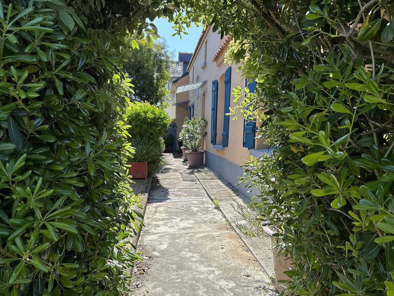 Quiet 3-Bedroom House, 6 Guests, 350m from Beach, Private Garden & Parking in L'Épine, Noirmoutier