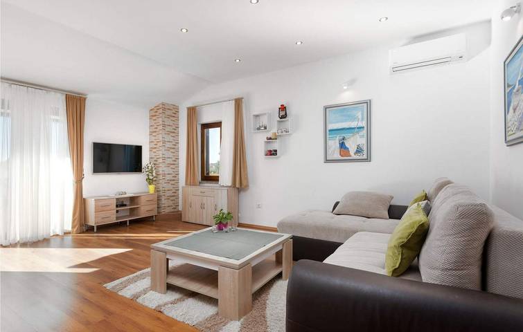 Ferienwohnung für 6 Personen, mit Terrasse in Nova Vas