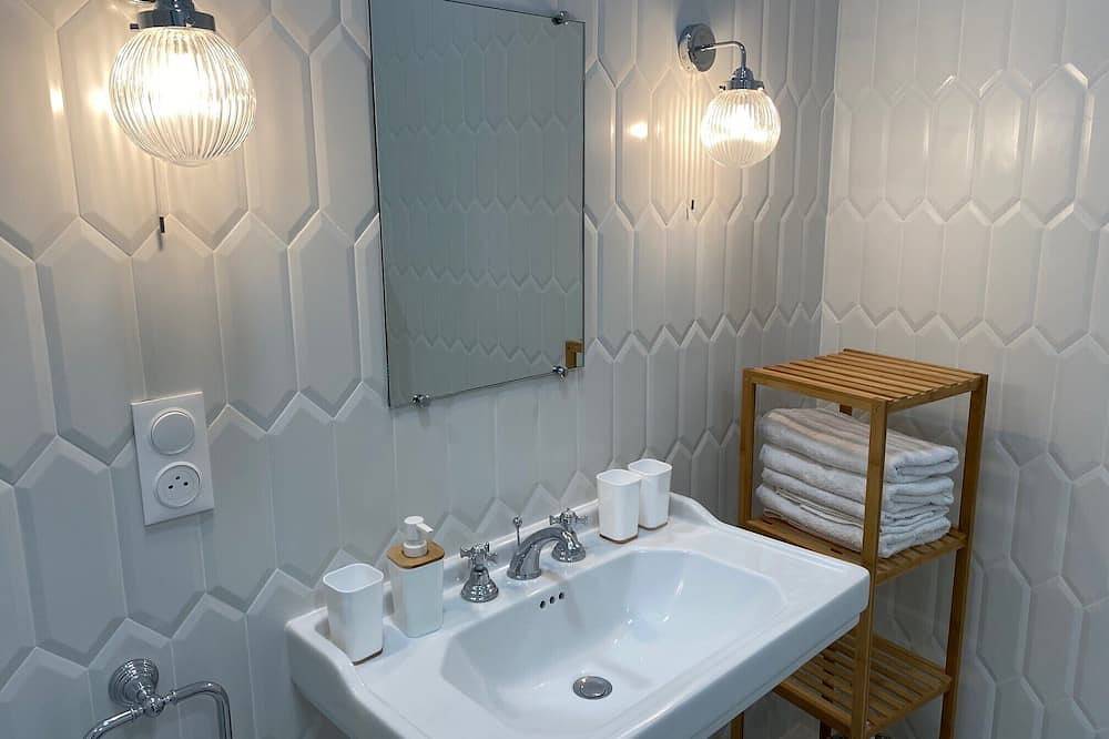 Historical wine-growing house with lovely garden in Montagnac, Côte d'Améthyste