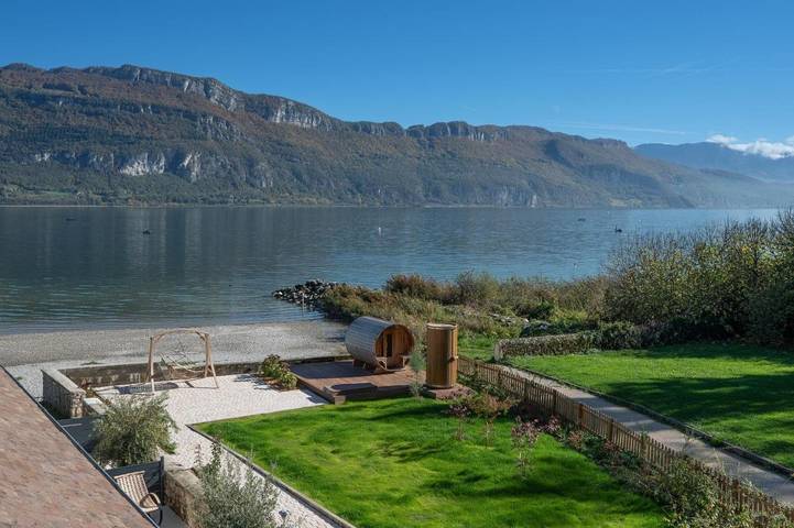 Location de vacances pour 4 personnes, avec vue et vue sur le lac ainsi que sauna et jardin dans Plage De La Chatiere Conjux - 3
