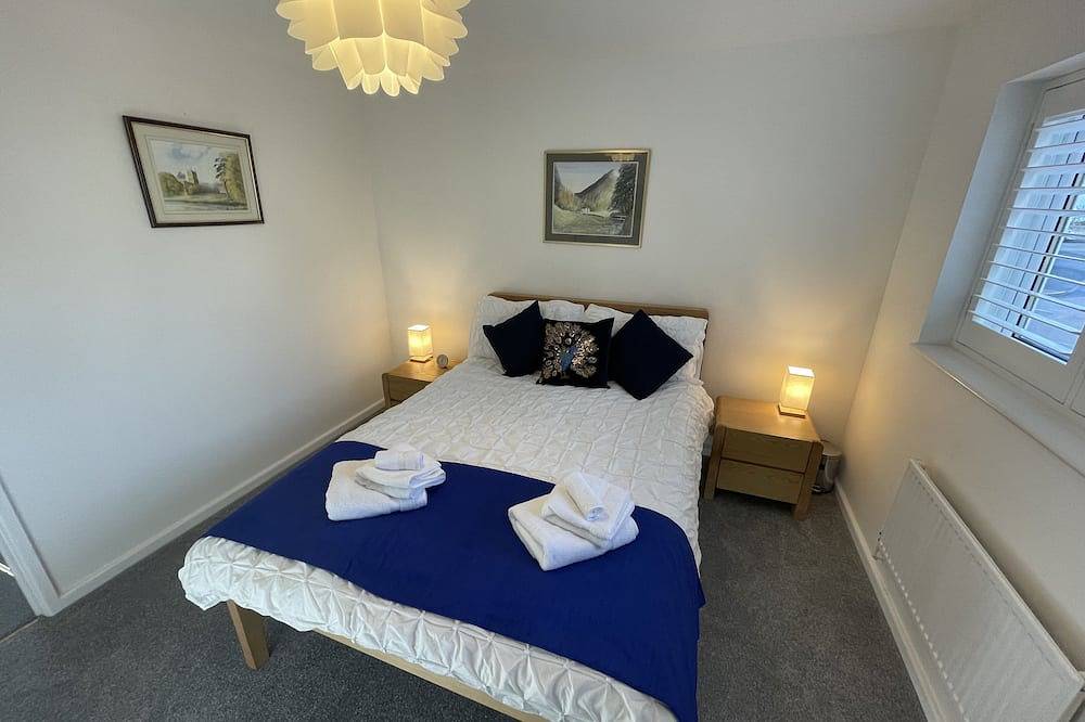 Riverside Two Bedroom Townhouse in Abergavenny with Car Charger. in Abergavenny, Brecon Beacons