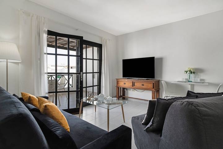 Apartamento entero, Casa de vacaciones "Marina 14" con piscina compartida y Wi-Fi in Puerto del Carmen, Tías
