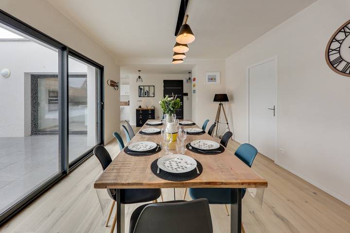 Location de vacances pour 10 personnes, avec terrasse ainsi que jardin et piscine à Roscoff - 4