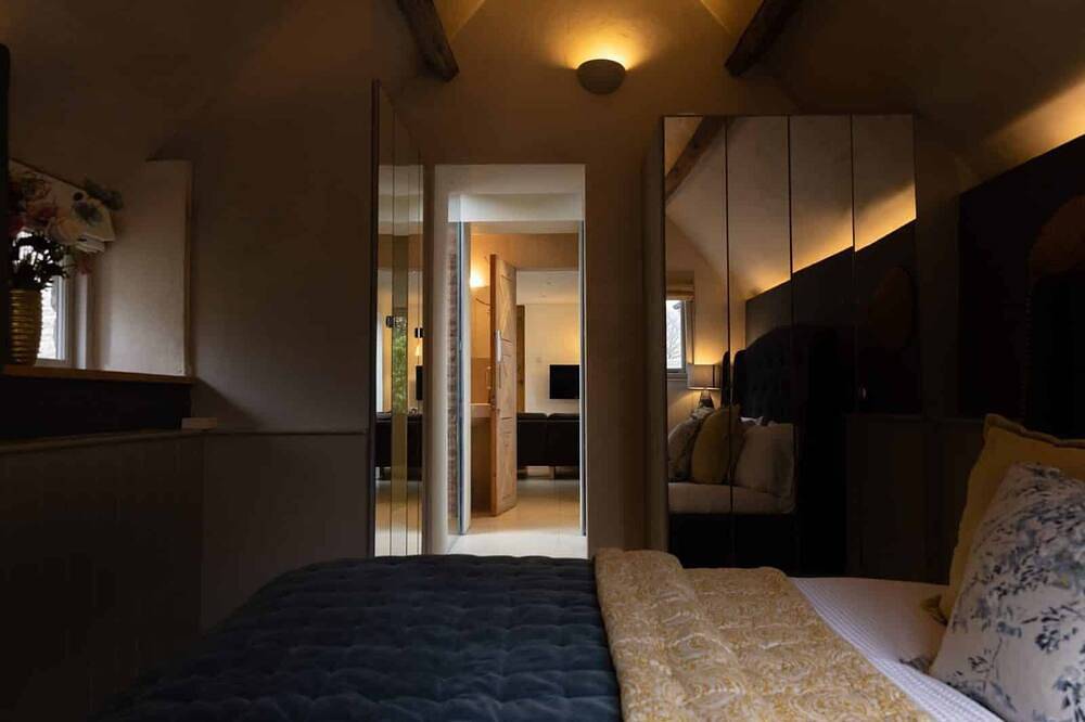 The Nook Cosy pet friendly get away in the heart of the Cotswold Lakes in South Cerney, Gloucestershire