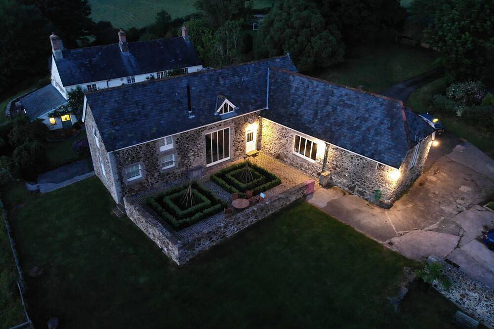 Grade Ii Listed Stone Barn within Dartmoor in Bovey Tracey, Dartmoor