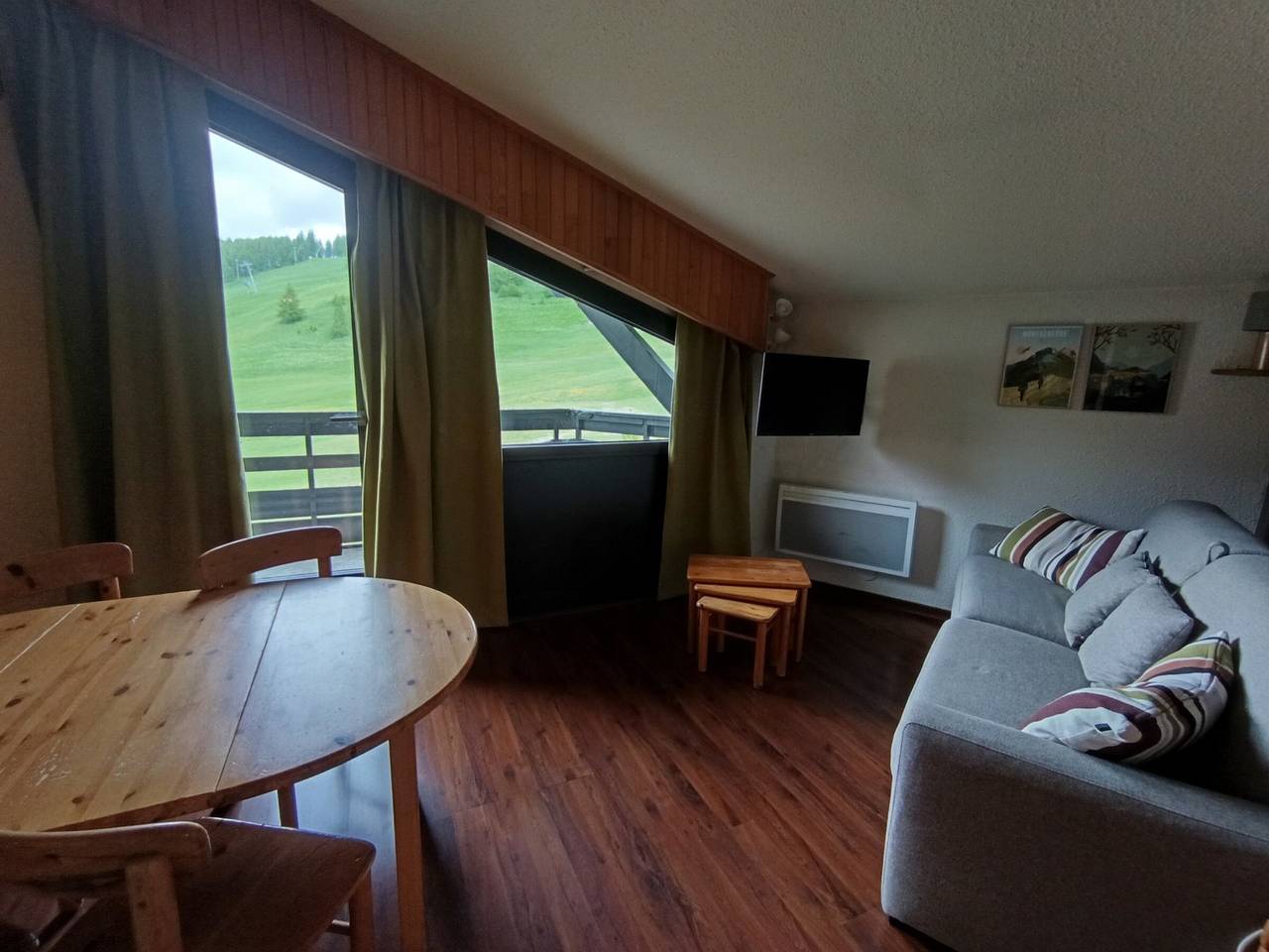 Entire apartment, Cozy 2-room ski-in/ski-out condo - 5 people - Stunning views in Montgenèvre, Briançon region