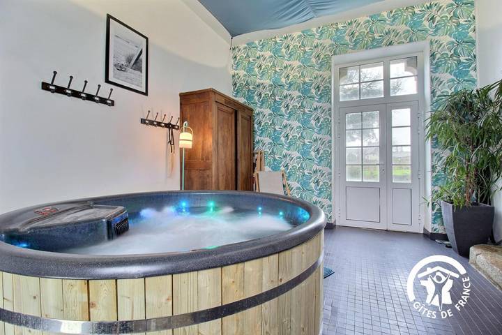 Gîte pour 8 personnes, avec jacuzzi et sauna ainsi que terrasse et jardin à Ambon - 2