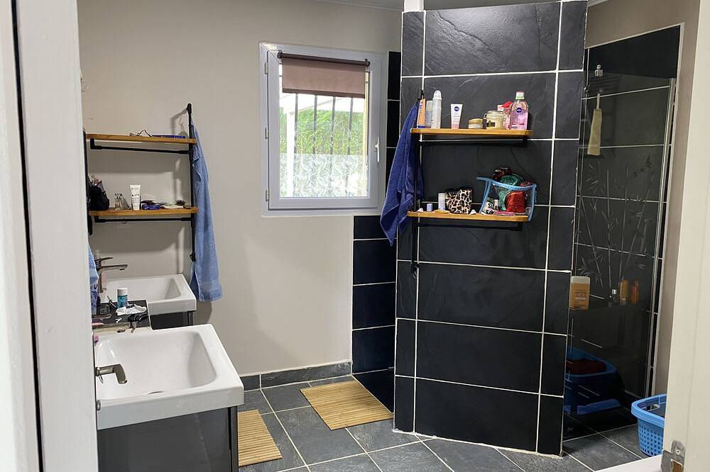 Villa in Provence Occitane, private fenced pool, enclosed garden, air conditioning in Saint-Nazaire (Nimes), Nimes region