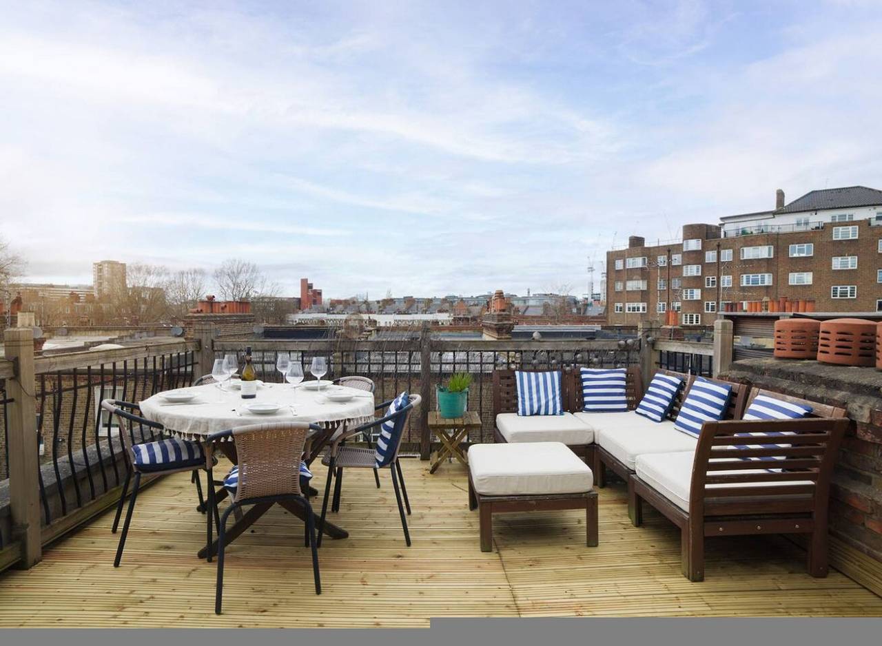 Entire apartment, Sunny Roof Terrace Barons Court Sleeps 4-6 in Hammersmith and Fulham, London