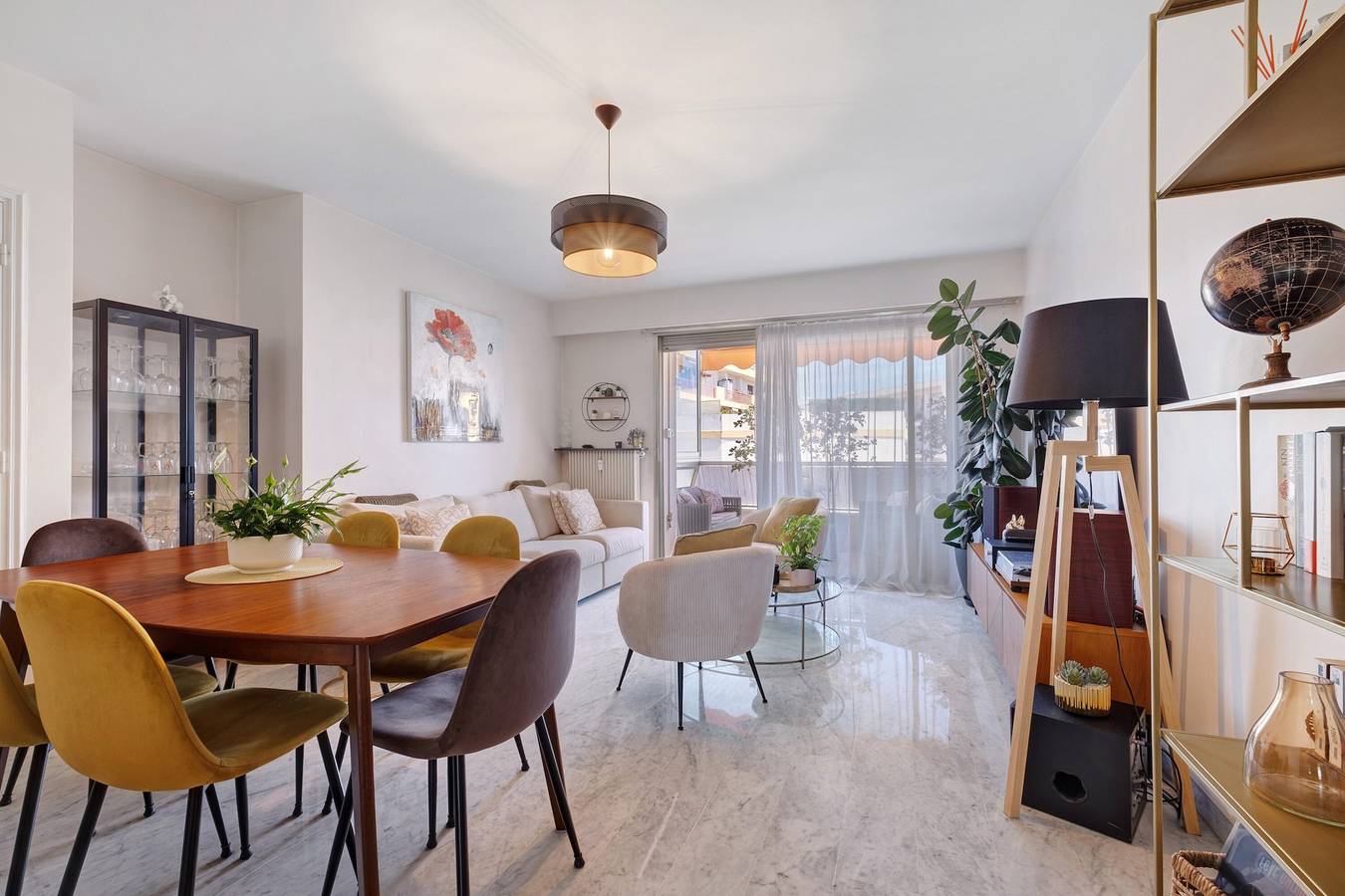 Entire apartment, 'Couronne Du Cros T2 Seaside Apartment' with Private Terrace, Wi-Fi, and Air Conditioning in Cagnes-sur-Mer, Mediterranean Coast (France)