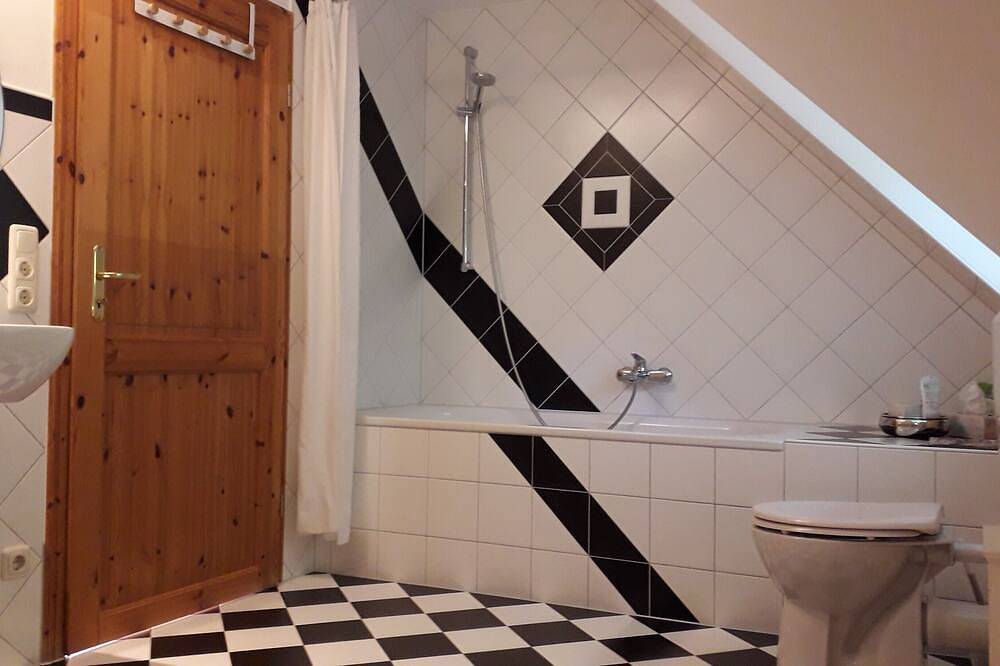 Ganze Wohnung, Zentrumsnahe  Dachwohnung in grüner Oase in Lauf an der Pegnitz, Frankenalb
