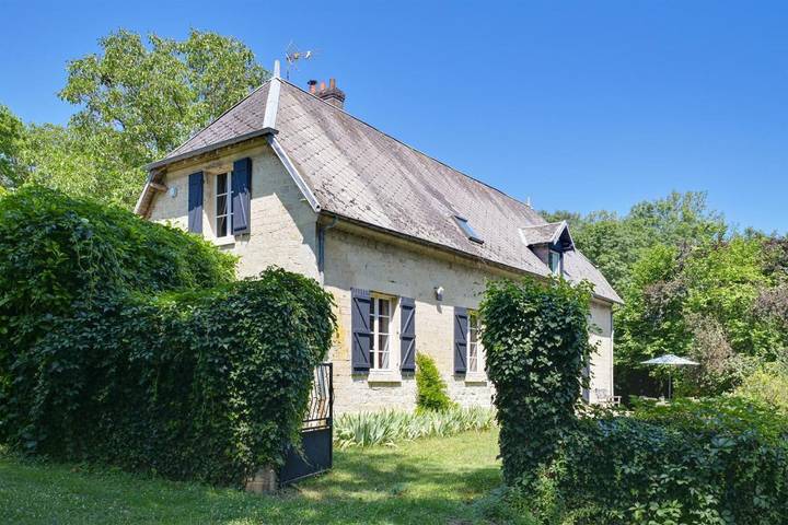 Location de vacances pour 8 personnes, avec Terrasse ainsi que Jardin et Vue à Coucy-le-Château-Auffrique