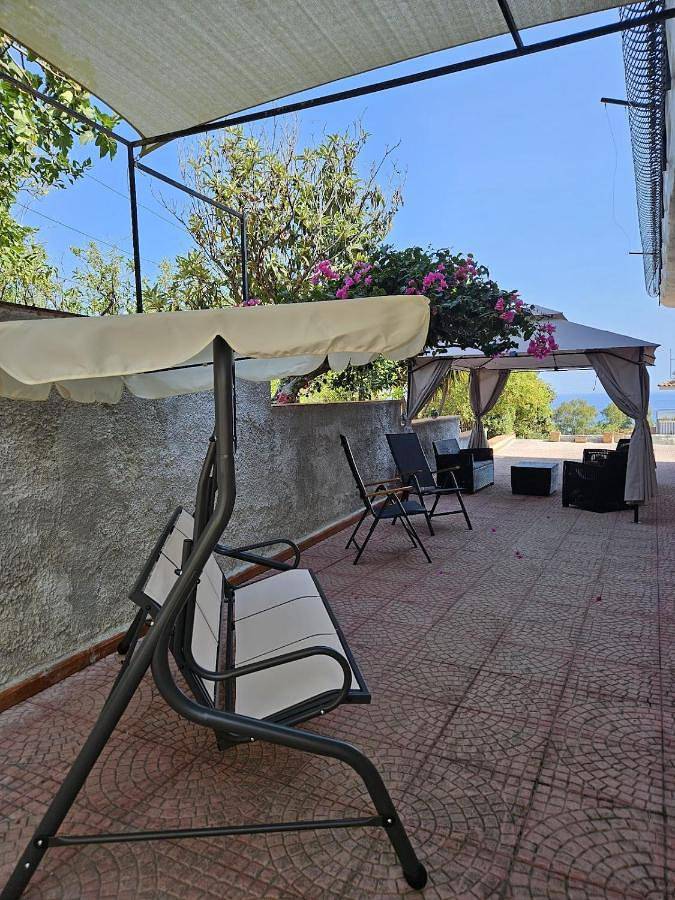 Villa für 9 Personen, mit Balkon und Terrasse sowie Garten und Ausblick