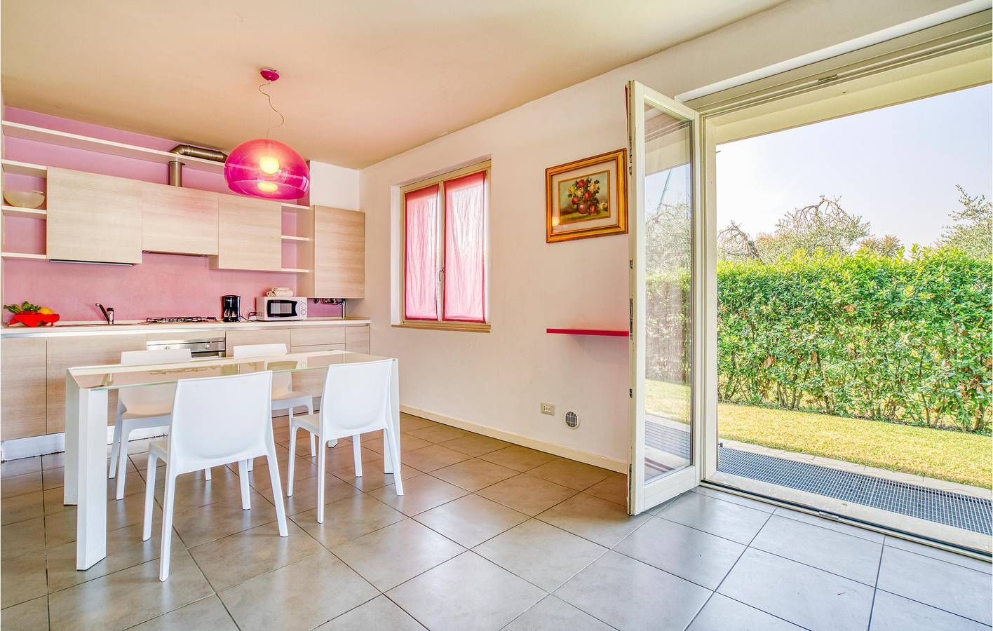 Apartamento vacacional entero, Apartamento junto a la piscina con aparcamiento e Internet. in Puegnago sul Garda, Montañas Garda