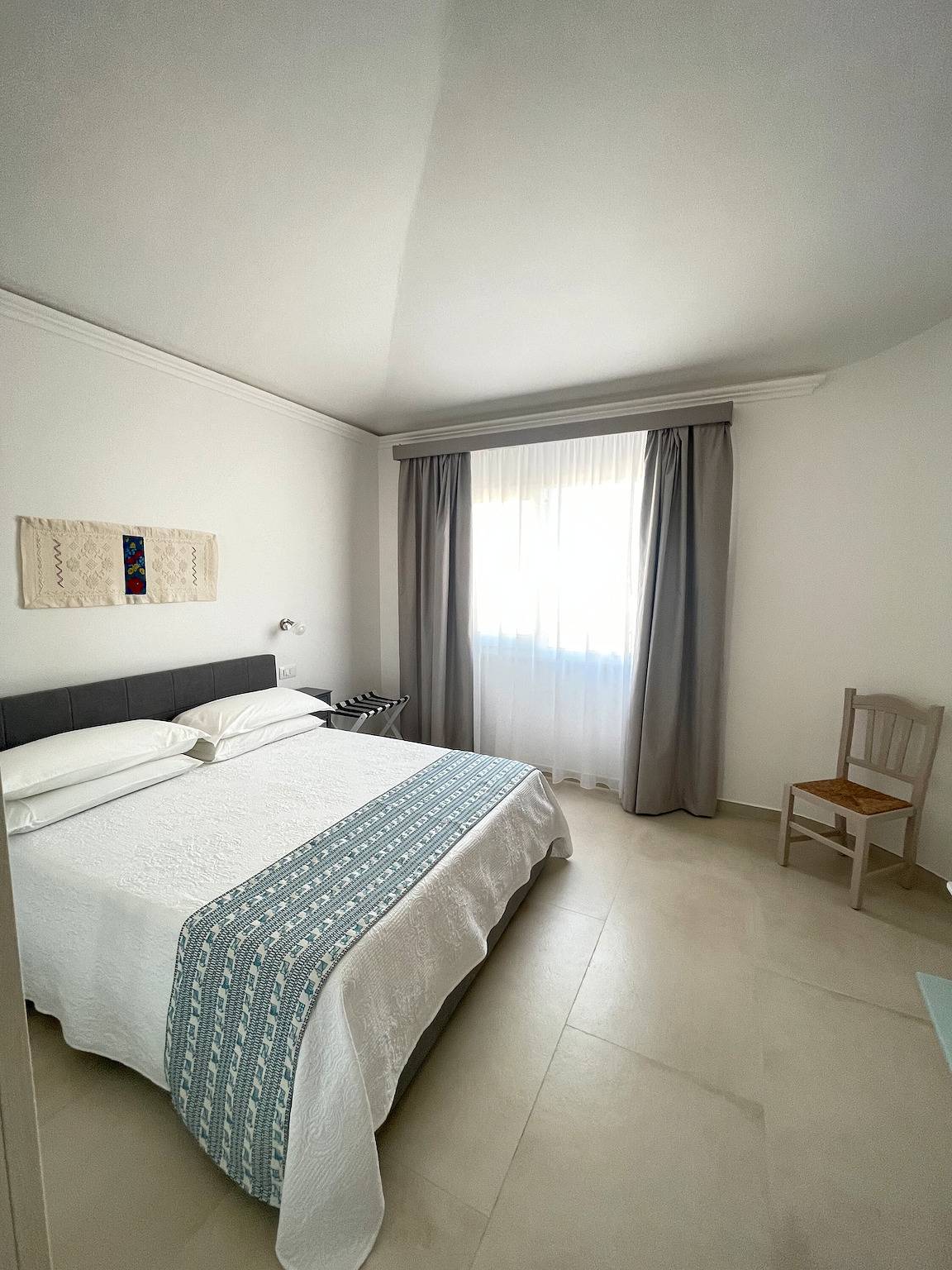 Zimmer 'Maria Lai' mit gemeinsamer Terrasse, Wi-Fi und Klimaanlage in Lotzorai, Ogliastra Provinz