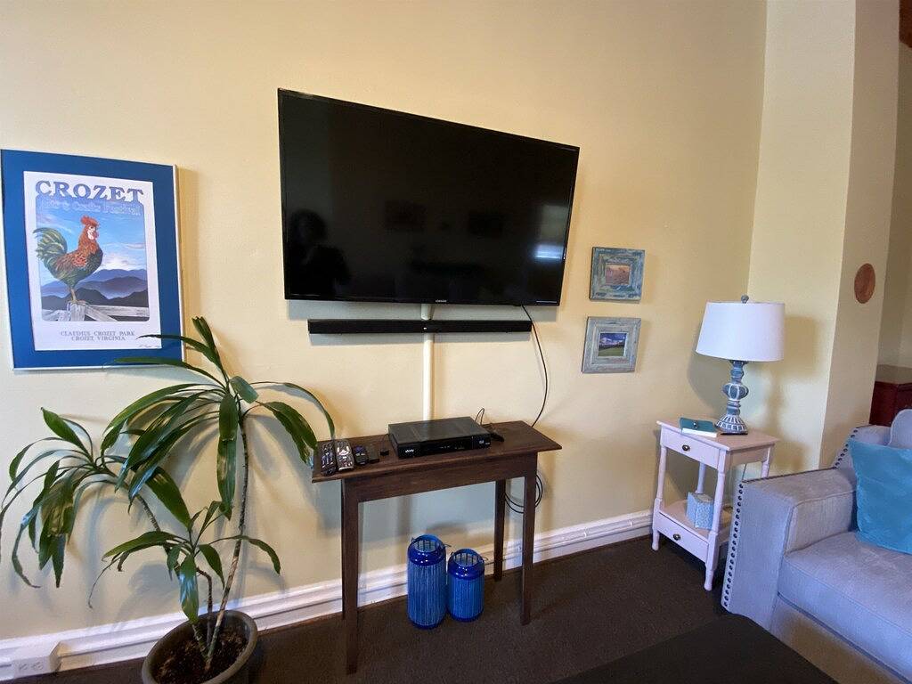 Ganze Wohnung, Stay in Crozet Train Suite in Downtown Crozet in Crozet, Albemarle County