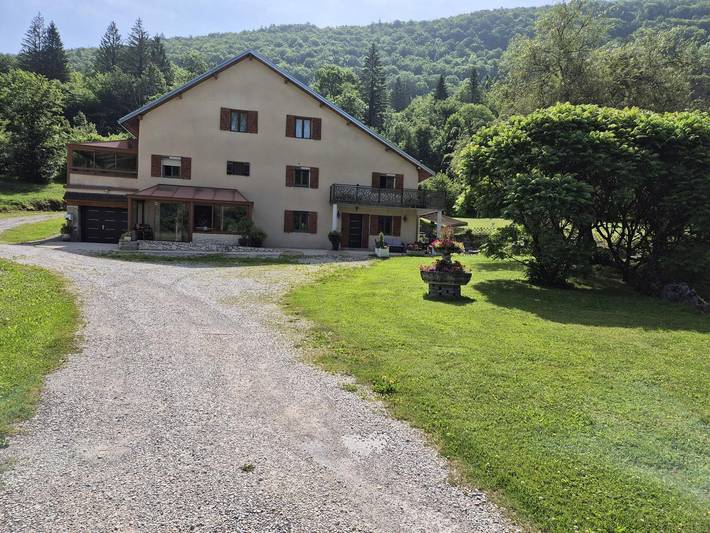 Cozy 90 sqm Wi-Fi Gite with Garden & Chimney. in Cuttura, Parc naturel régional du Haut-Jura