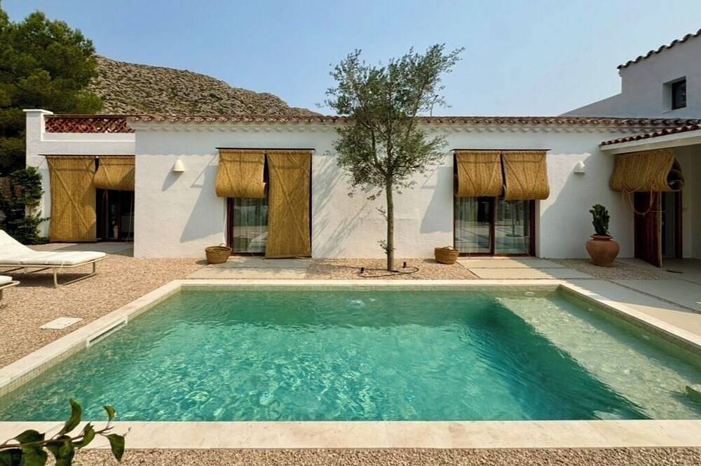 Mediterranean Villa in Puerto de Pollensa. Walking distance pinewalk Heated Pool in Puerto de Pollensa, Pollença