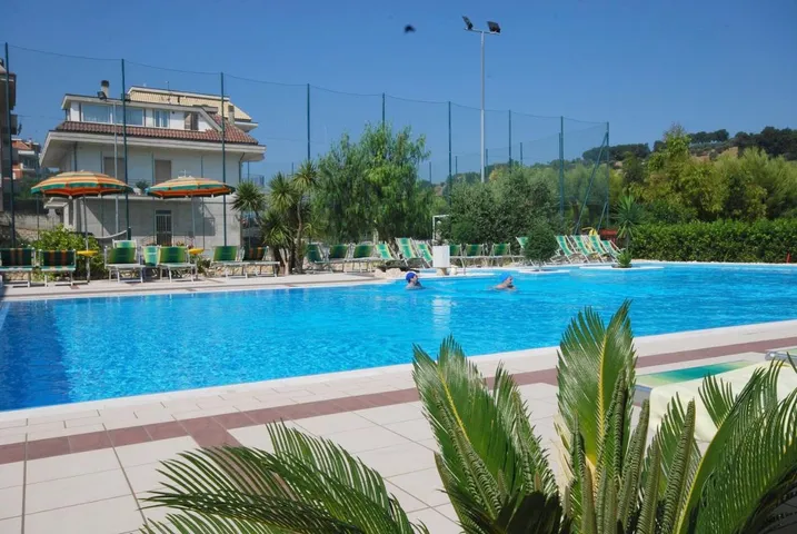 Aparthotel para 2 personas, con jardín además de piscina y vistas - 1