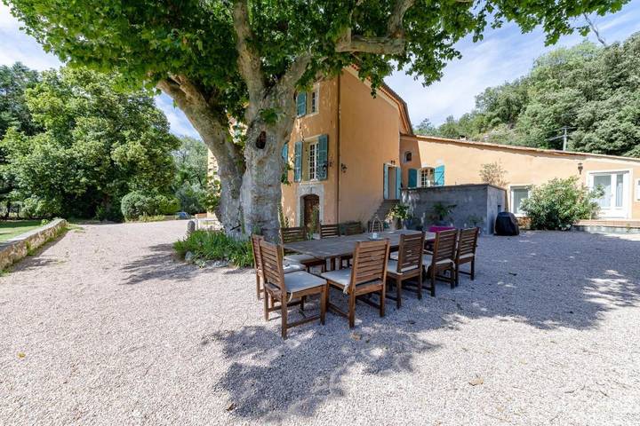 Villa pour 15 personnes, avec Terrasse et Jardin ainsi que Piscine et Vue à Brignoles