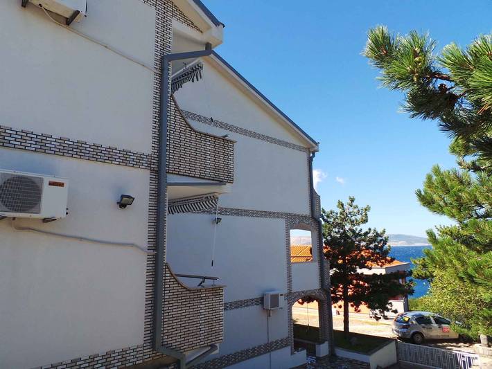Ferienhaus mit Klimaanlage, Balkon und Meerblick 150 m vom Strand in Klenovica, Primorje-Gorski Kotar