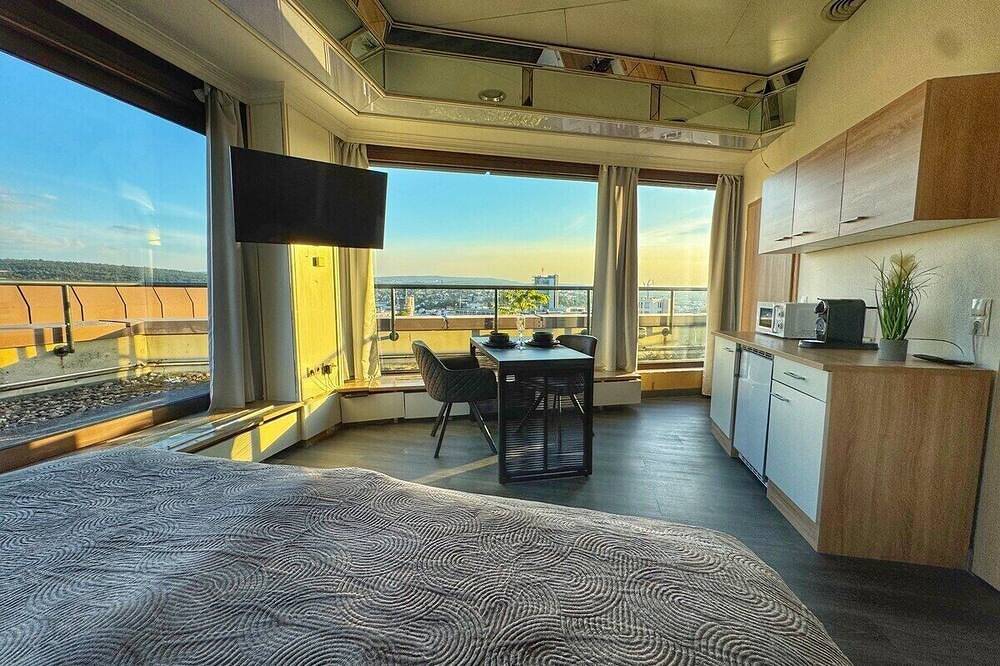 Ganze Wohnung, Penthouse Suite mit Goldstadtblick in Pforzheim, Nordschwarzwald