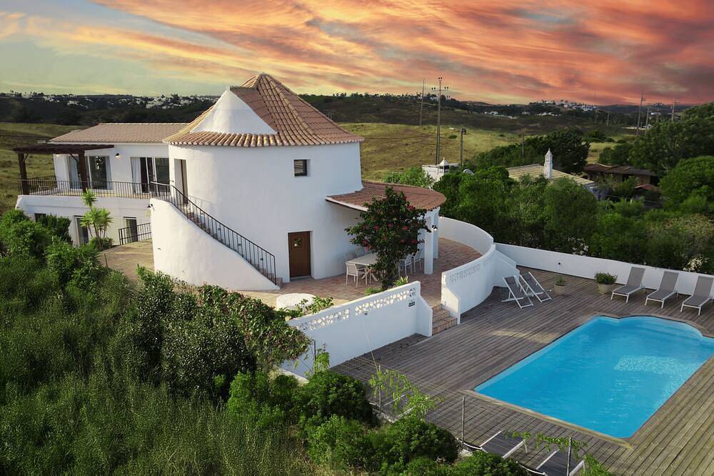 Algarve Windmill, Large Villa & Pool. 2000m to the Beach in Budens, Faro District