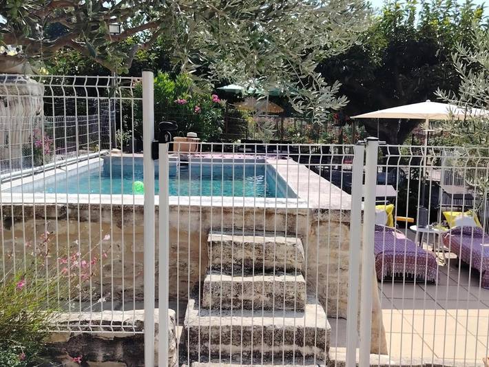Location de vacances pour 3 personnes, avec Terrasse et Jardin ainsi que Piscine et Vue à Modène