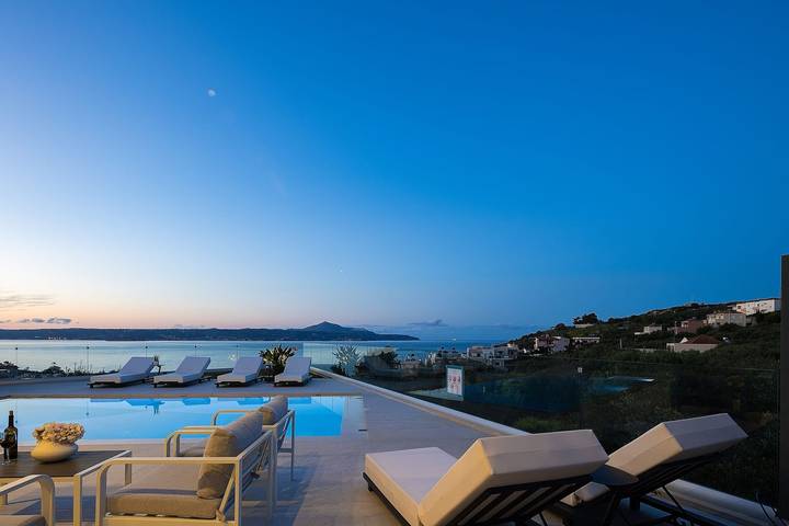 Location de vacances pour 8 personnes, avec Balcon et Vue sur l’océan ainsi que Terrasse et Jardin dans Kalyves