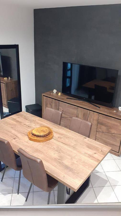 Gîte pour 4 personnes, avec piscine ainsi que terrasse et vue dans Brandizzo